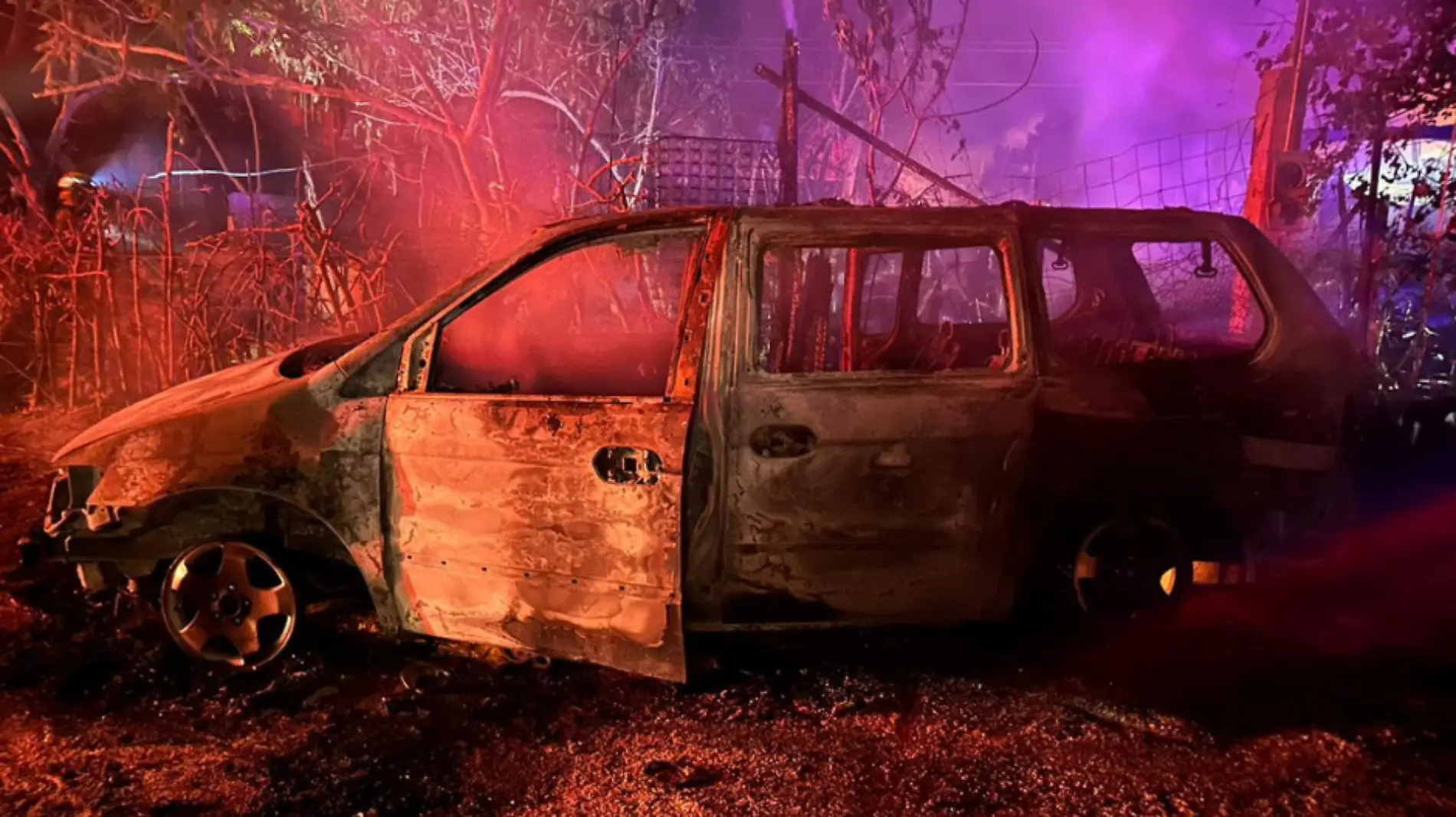 Automóvil incendiado en Cabo San Lucas